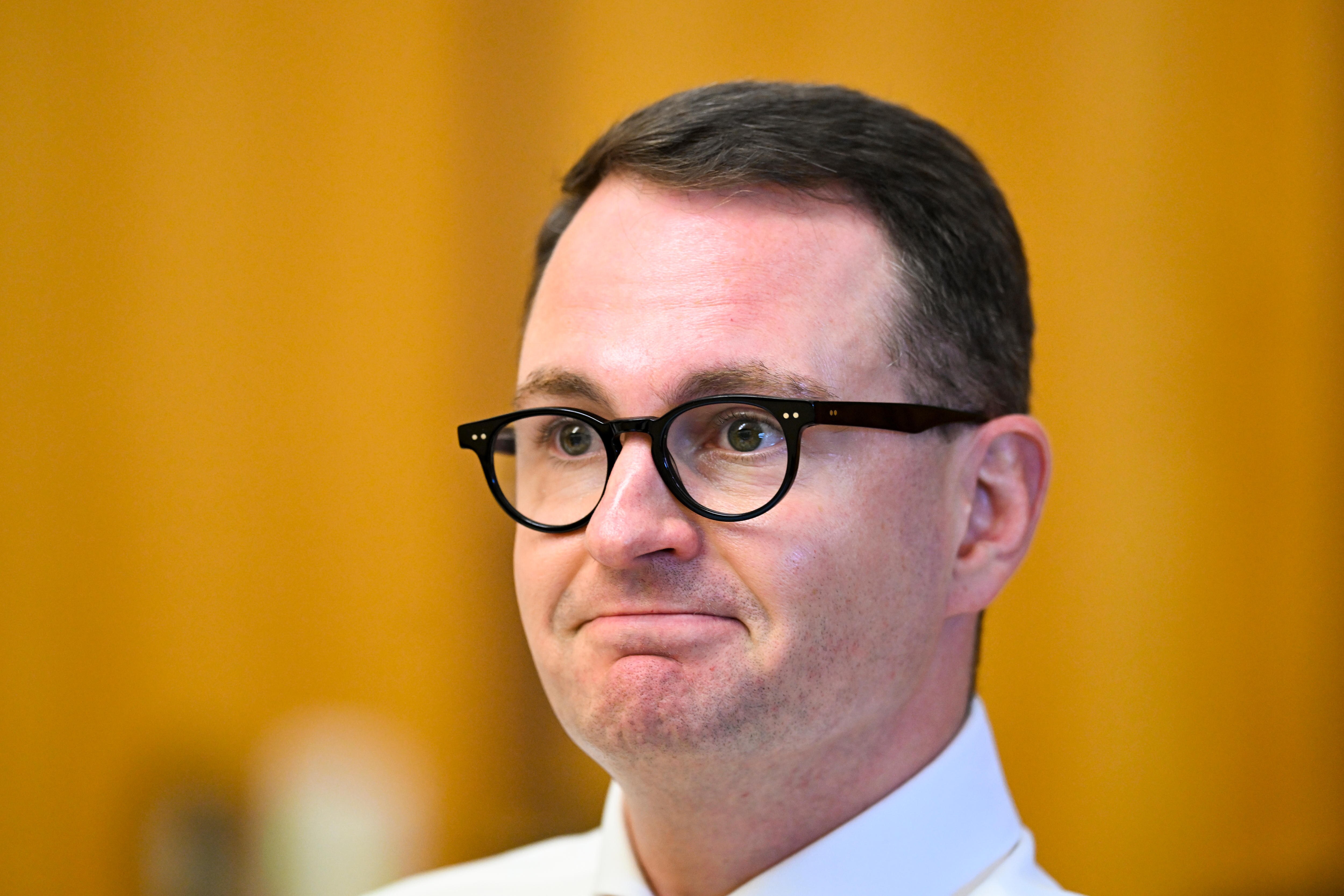 Primer plano de Andrew Bragg.