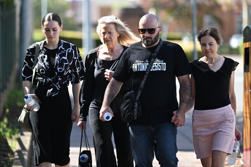 Exaven Desisto and three women arrive at court
