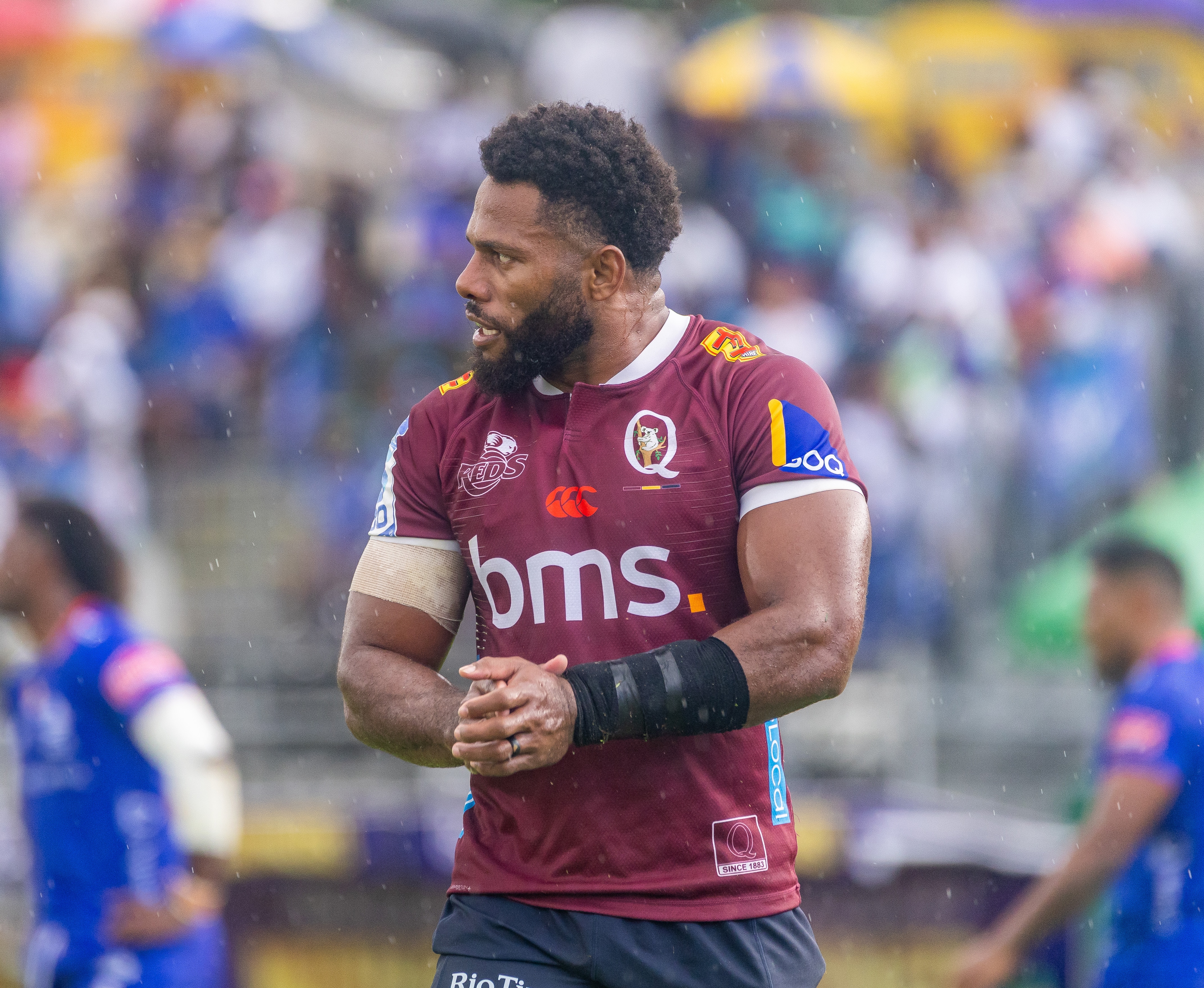 Filipo Daugunu esfrega as mãos durante a partida Reds x Drua em Lautoka.