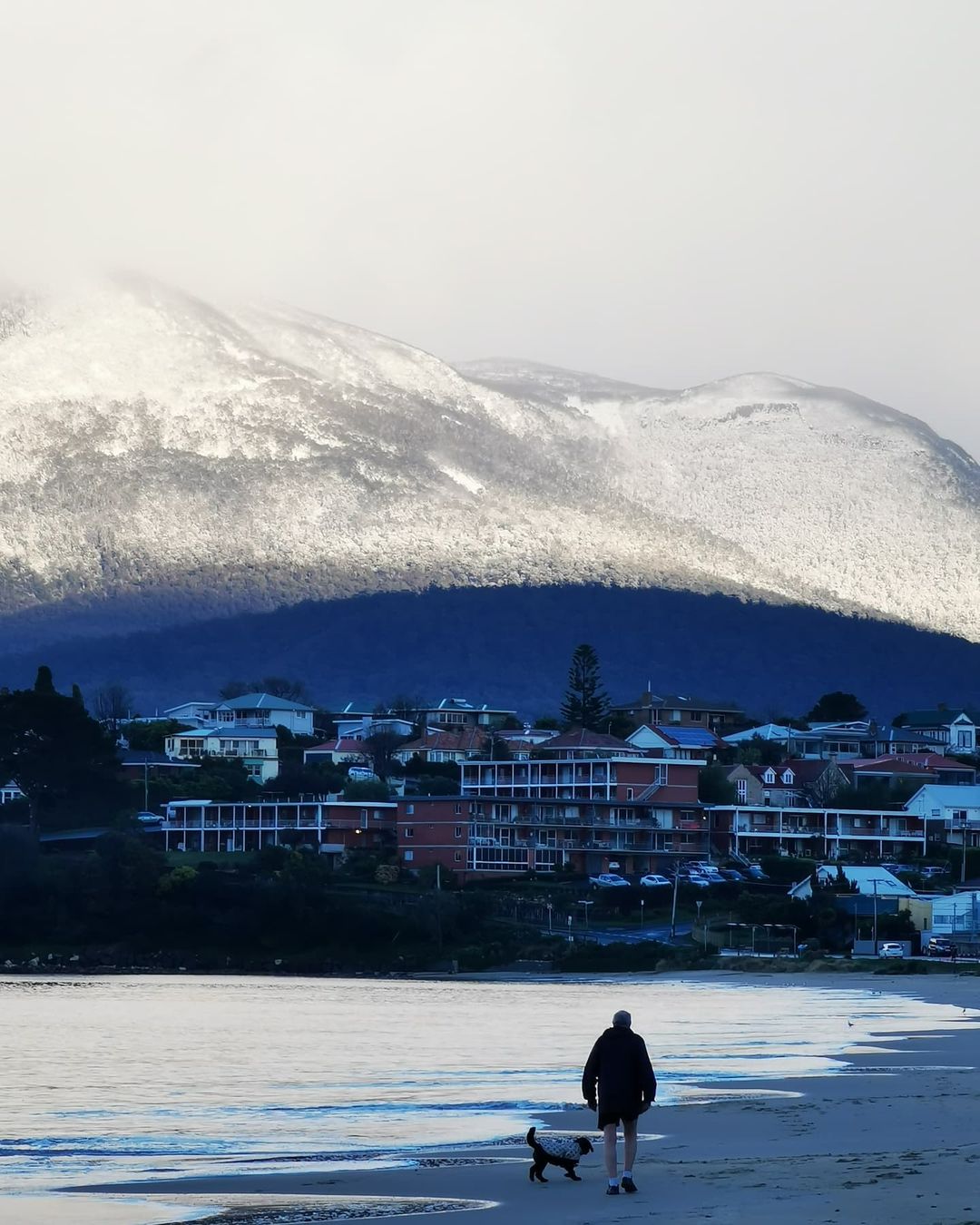 hobart-wakes-to-low-altitude-snow-as-vigorous-cold-front-hits