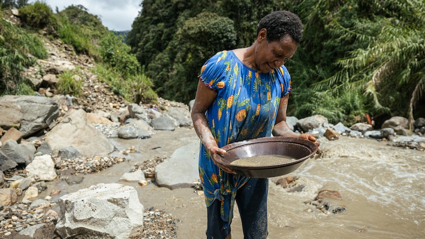 A woman mines in Porgera