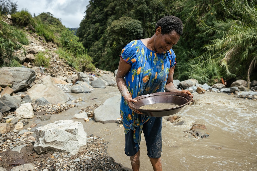 A woman mines in Porgera