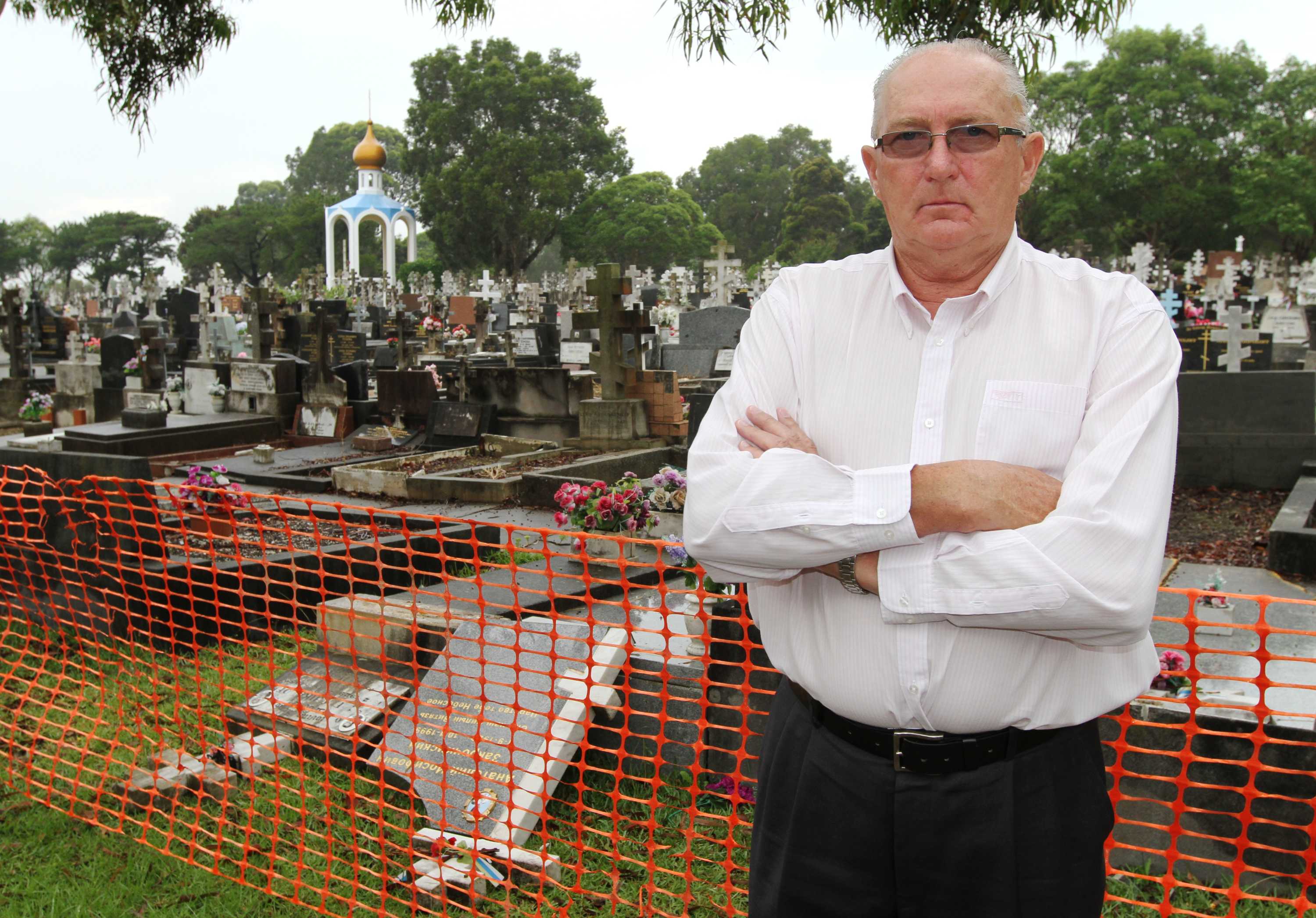 Фото могилы директора кладбища Директор кладбища завещал похоронить себя на работе.