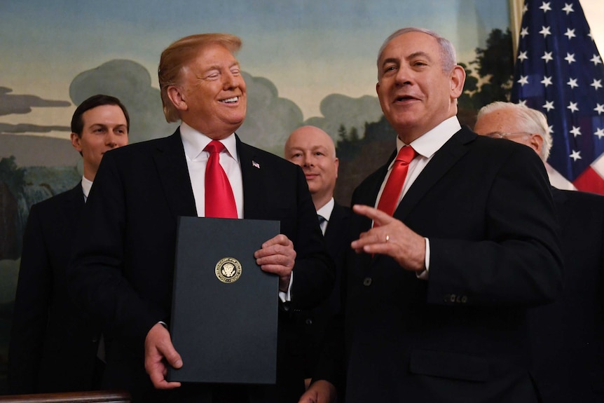 US President Donald Trump stands with Israeli Prime Minister Benjamin Netanyahu.