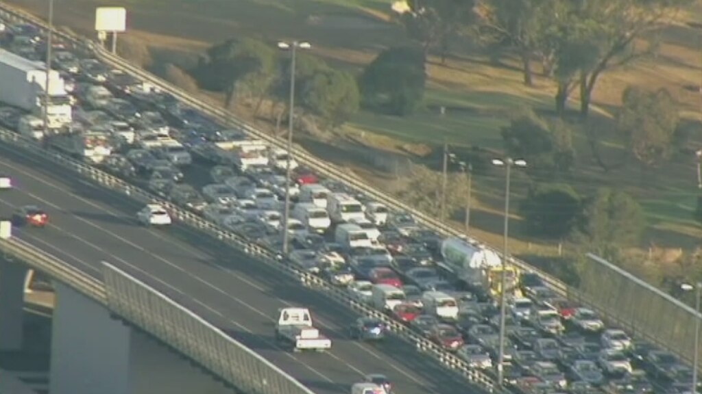 Truck fire causes traffic chaos on West Gate Bridge - ABC News