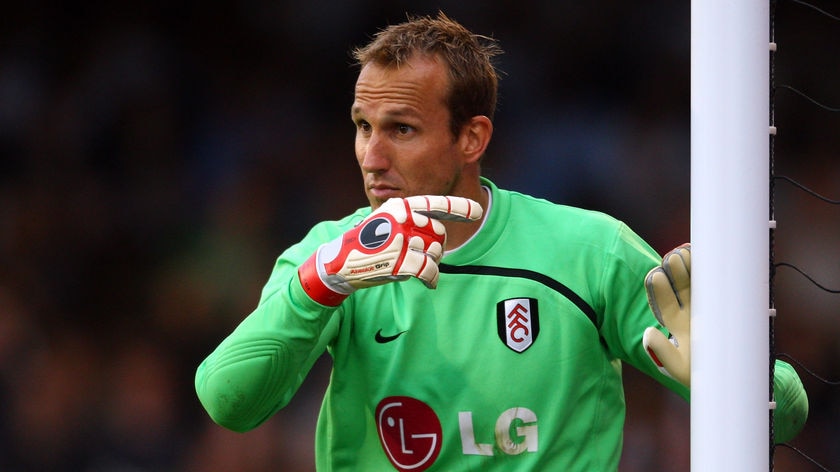 Fulham goalkeeper Mark Schwarzer has extended his stay with the club until 2013.