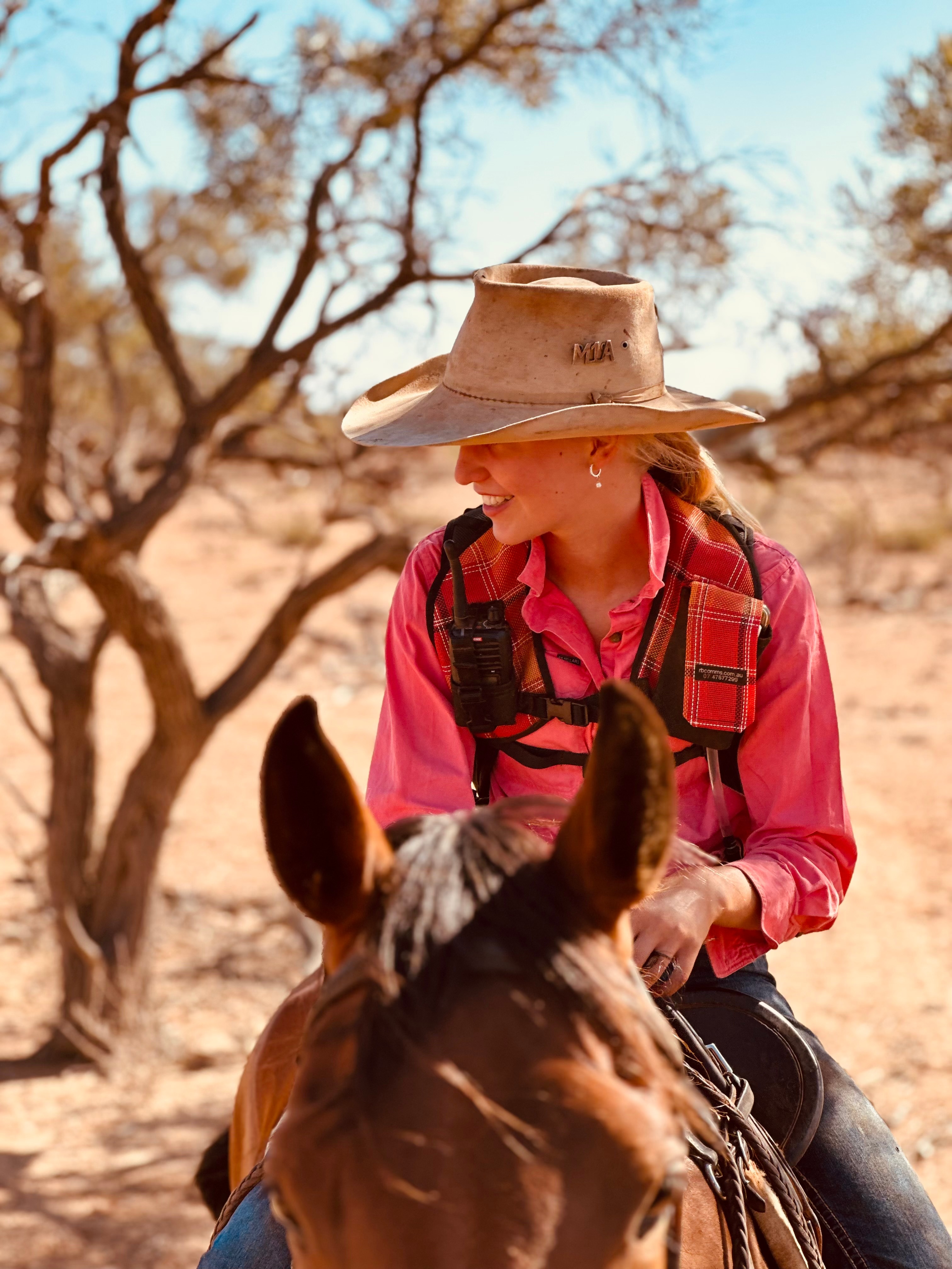 Una mujer a caballo.