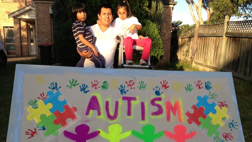 Dennys Martinez, with his son Eric and daughter Maya