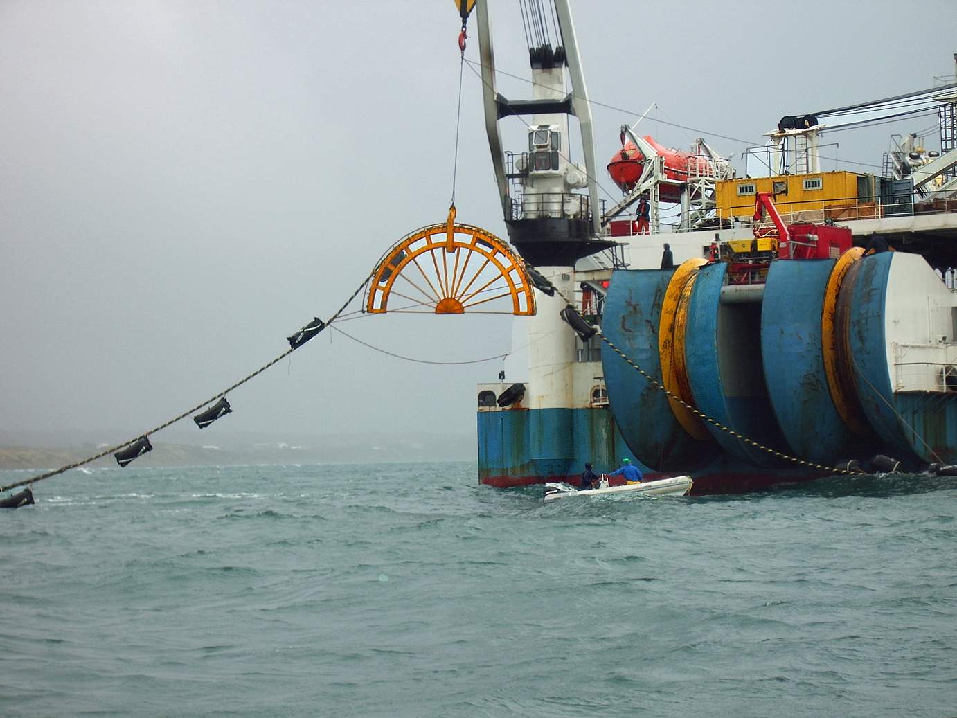 Трансатлантический оптоволоконный кабель. Кабель marea по дну океана. Интернет кабель через атлантический океан. Подводный силовой кабель. Подводный коммуникационный кабель.