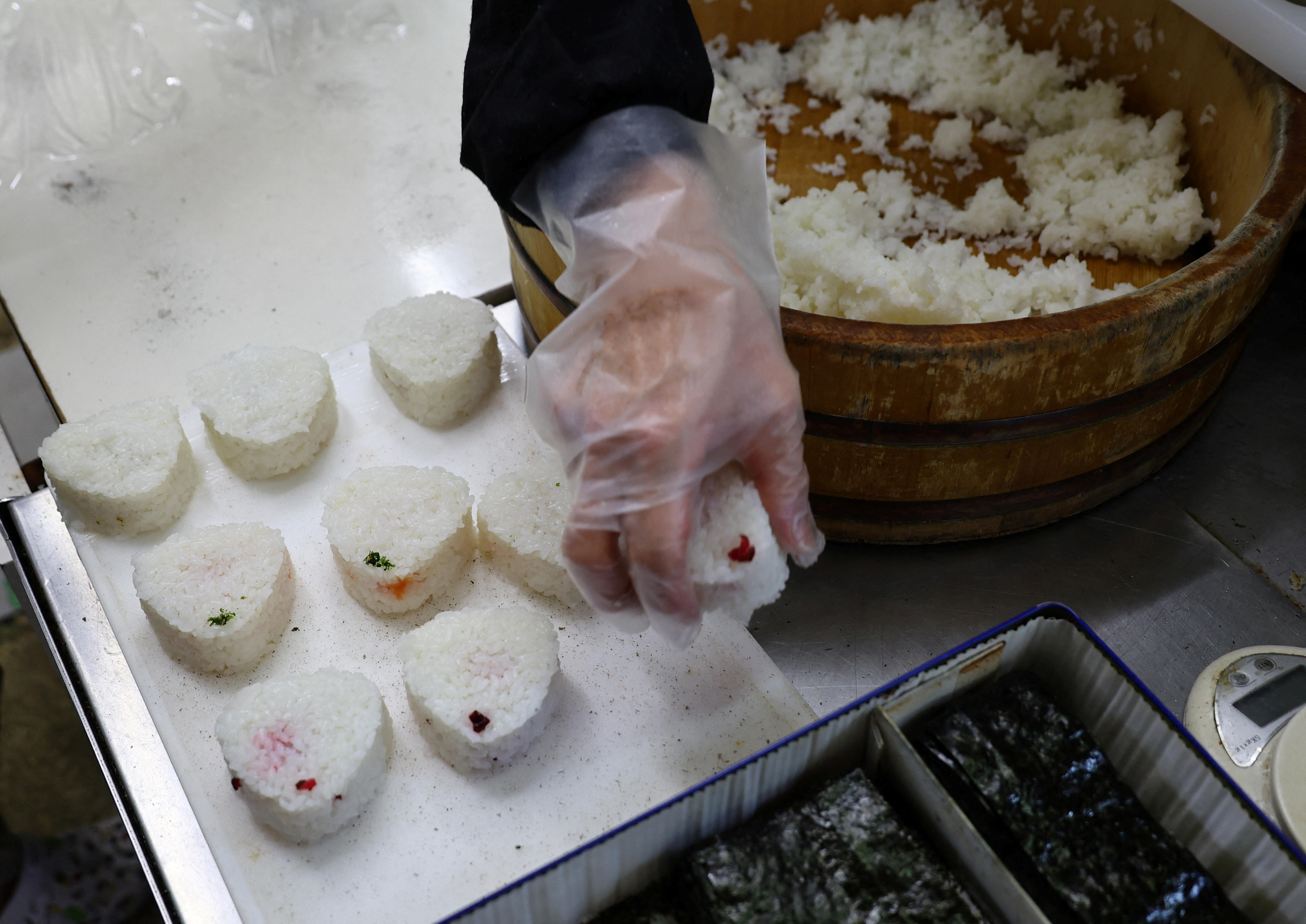 Bolas de arroz que bordean una lata.