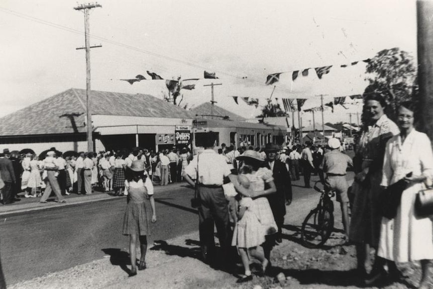 People on the street in Mt Gravatt in 1951.