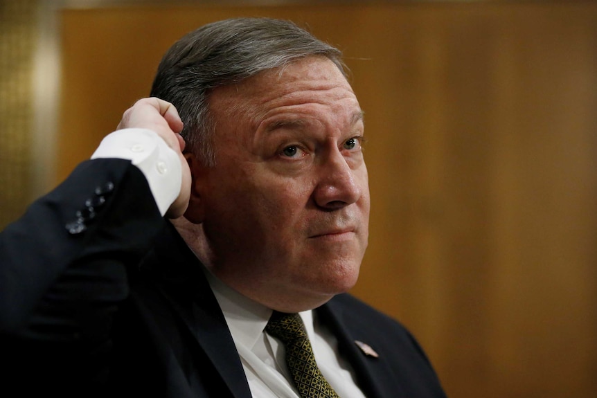 Mike Pompeo drapie się po głowie