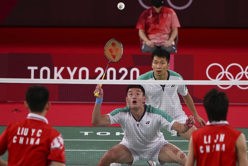 The Taiwanese and Chinese teams play badminton. 
