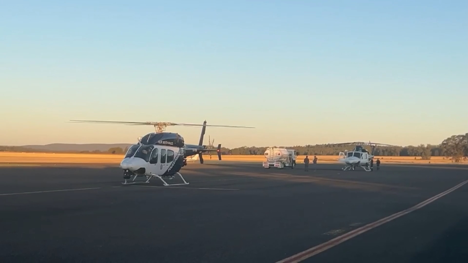 Helicóptero da polícia em um espaço de pouso aéreo.