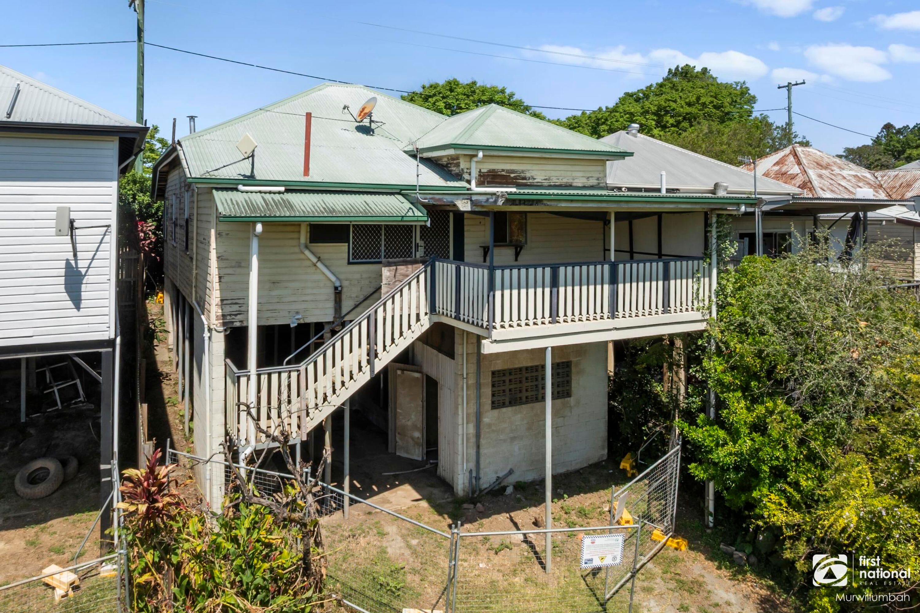 Uma casa está sobre palafitas