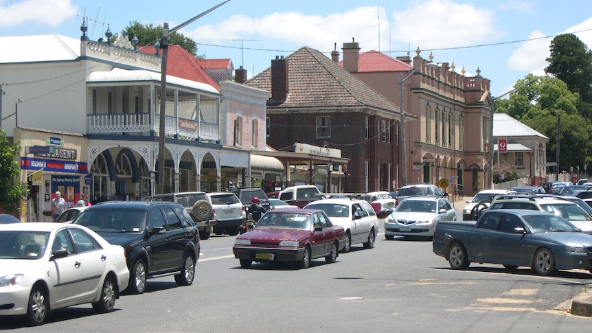 Photo of main street of Braidwood (Wallace St) looking up hill during busy summer traffic. good generic.