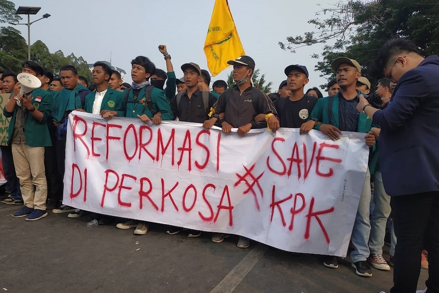 Para mahasiswa mendukung penyelamatan KPK yang dianggap akan dilemahkan.