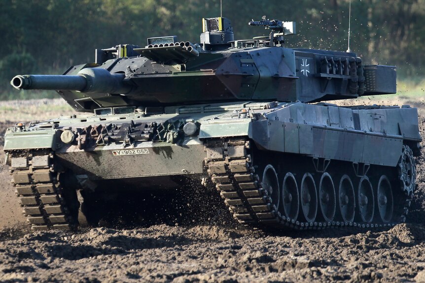 Un char Leopard 2 est photographié lors d'un événement de démonstration.