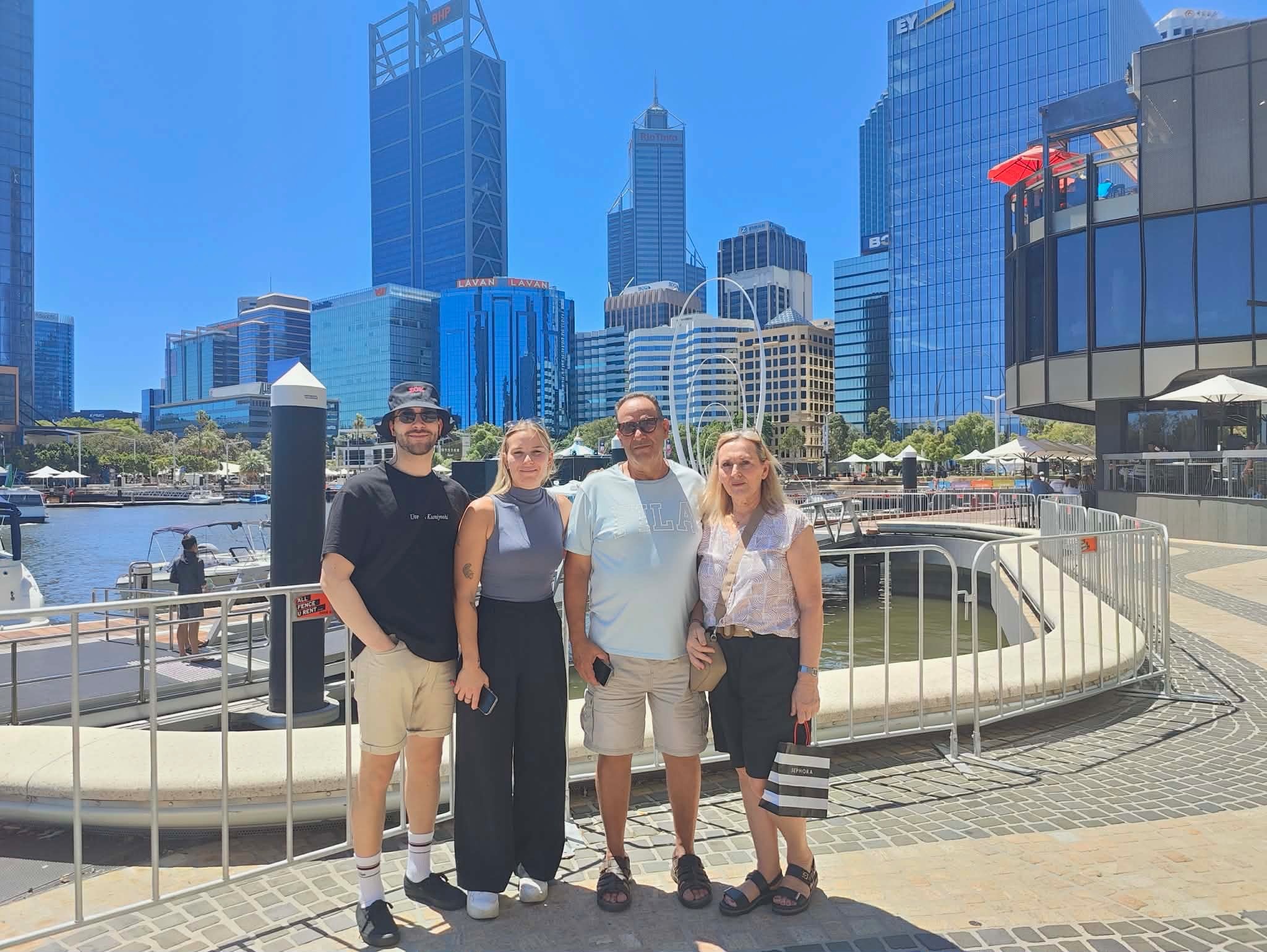 Ioannis fotografado com três familiares em um cais