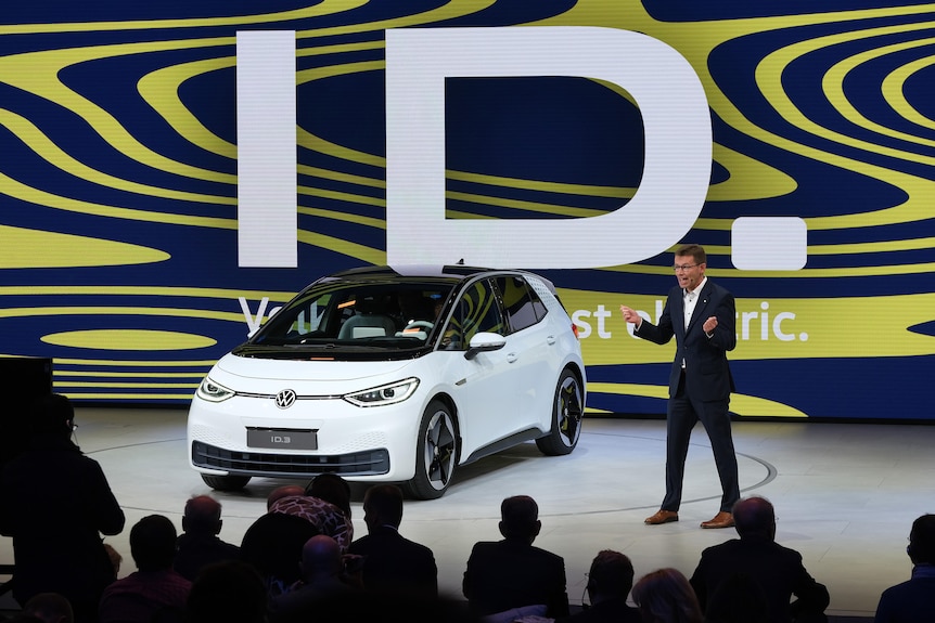 Volkswagen prezentuje nowy samochód elektryczny ID.3 na targach motoryzacyjnych we Frankfurcie 2019