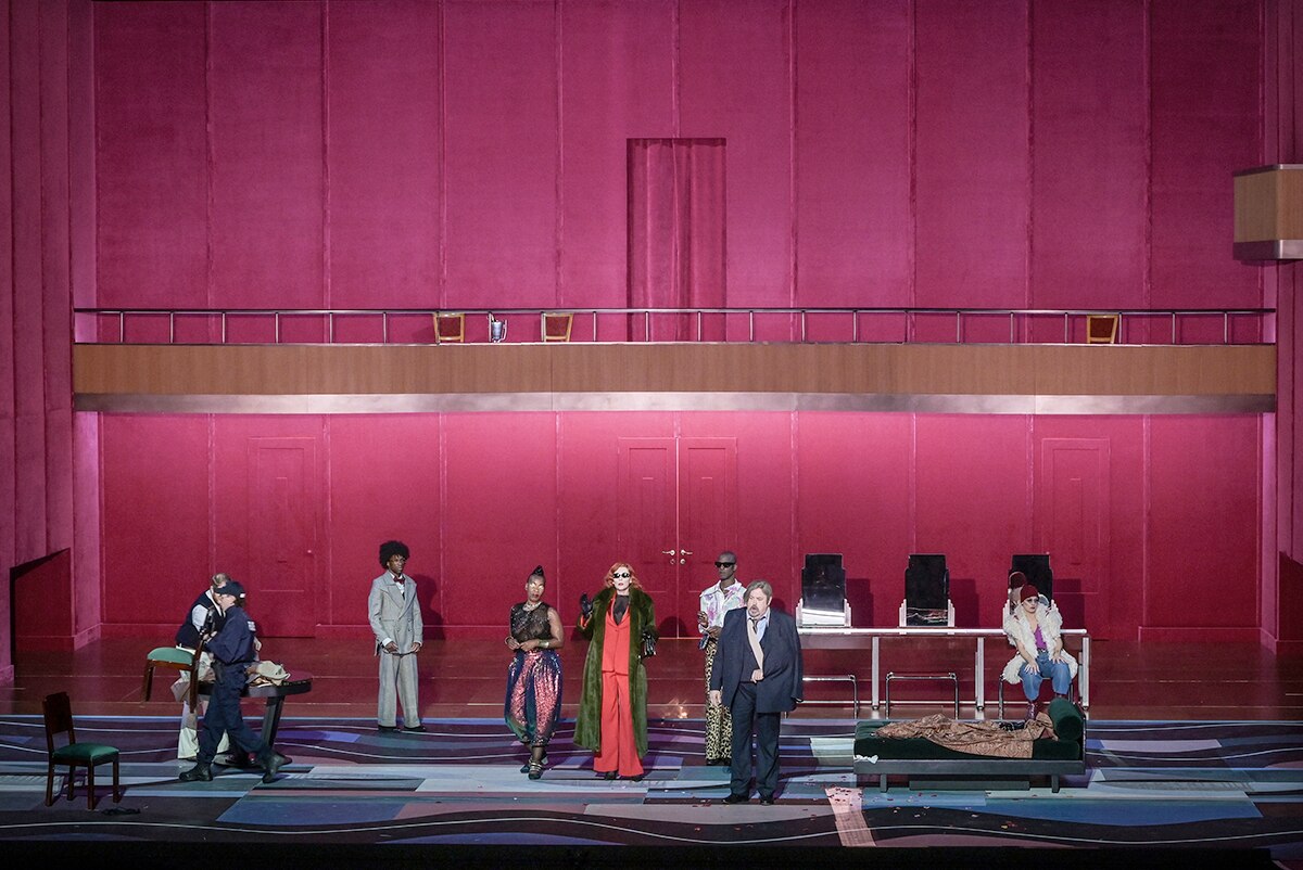 The cast of the Théâtre des Champs-Élysées production of 'Der Rosenkavalier' performing on stage.
