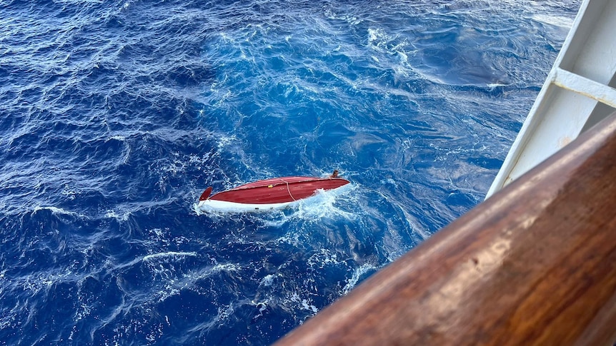 Brisbane man Tom Robinson's hopes to become youngest person to cross the Pacific dashed as his boat capsizes - ABC News