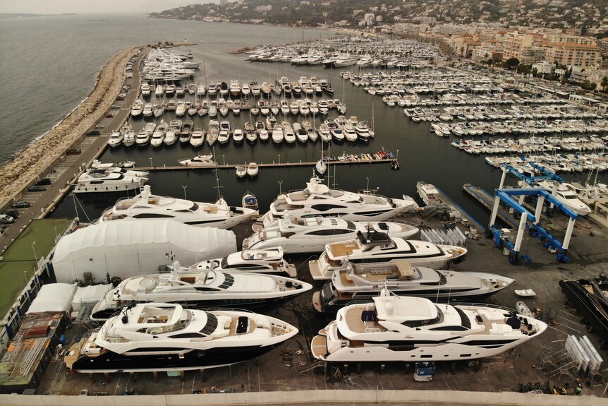 Une marina contenant des superyachts en France.