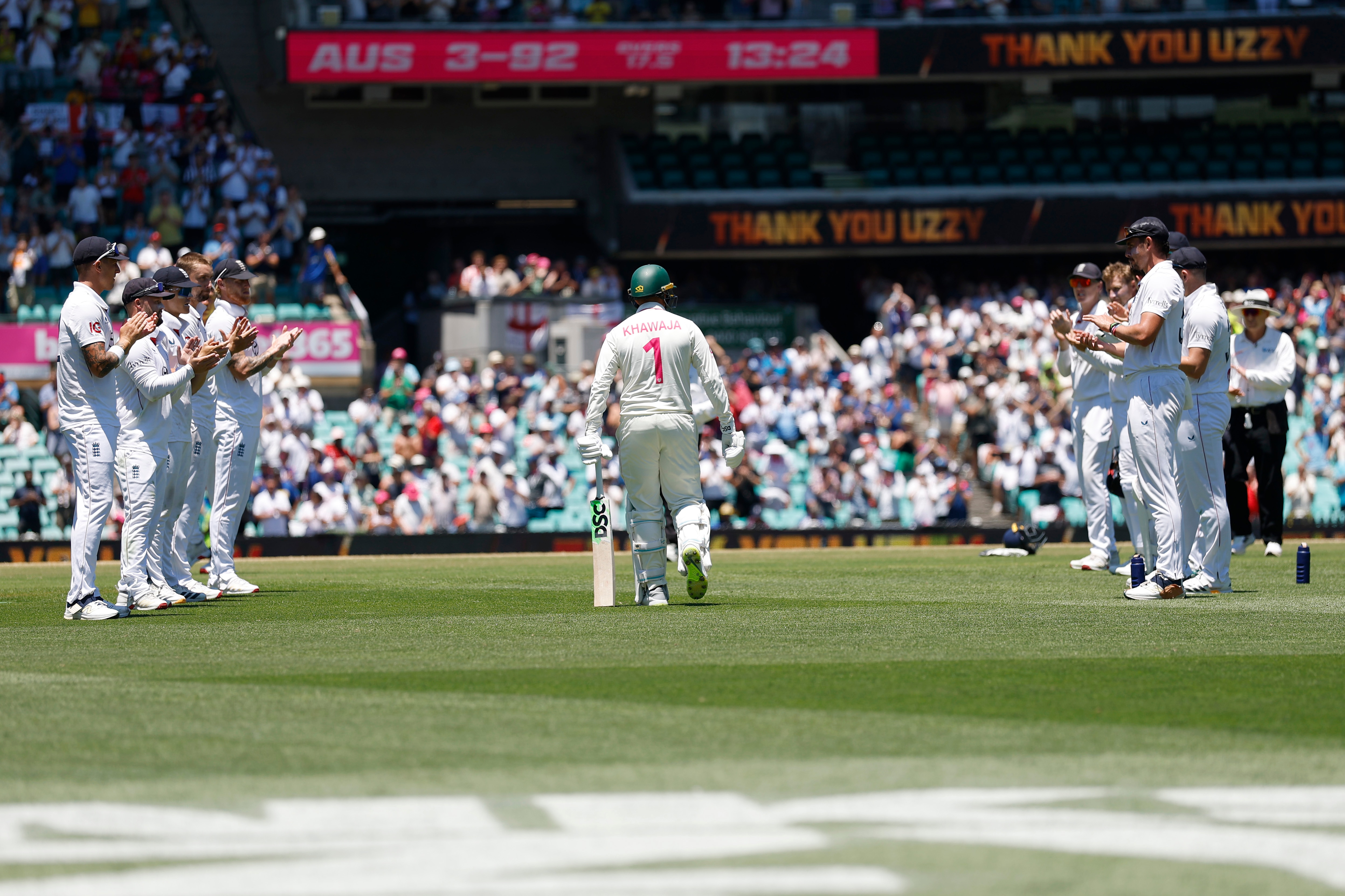 Usman Khawaja recibe la guardia de honor de los jugadores de Inglaterra