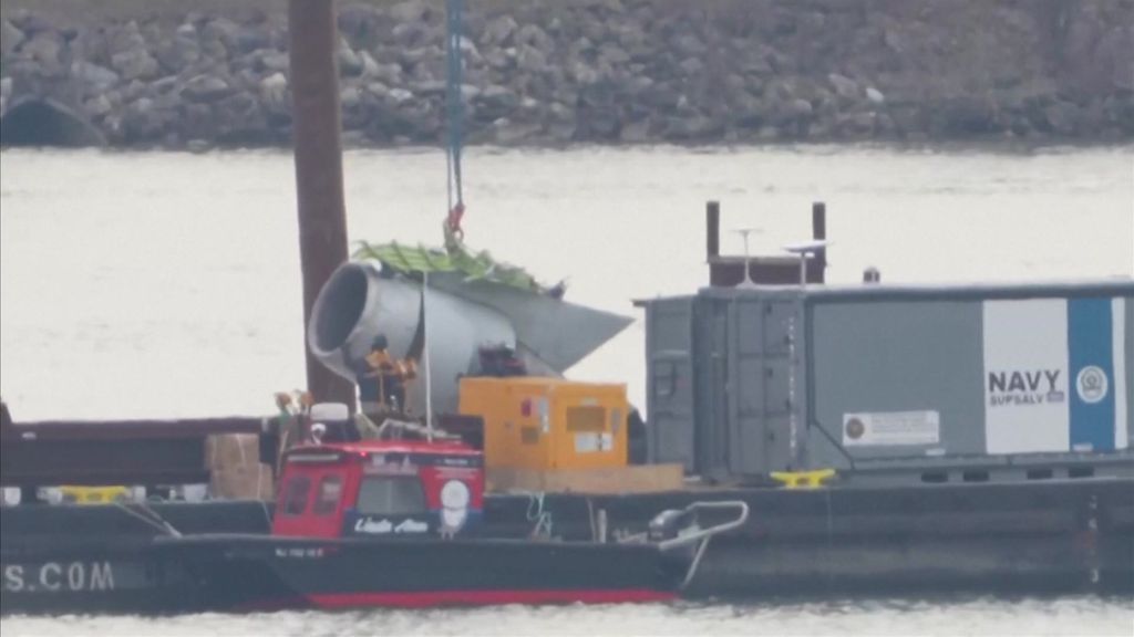 DC plane crash recovery team retrieves major aircraft parts from ...