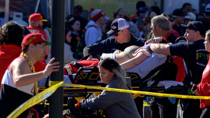 Eine Person starb und mindestens 21 weitere wurden verletzt, nachdem in der Nähe der Super Bowl-Parade der Kansas City Chiefs geschossen wurde