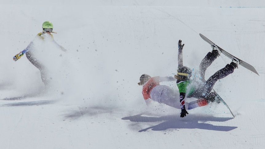 La snowboardeuse australienne Josie Baff remporte l’argent lors du moment de Steven Bradbury lors d’un événement de snowboard cross dans la Sierra Nevada