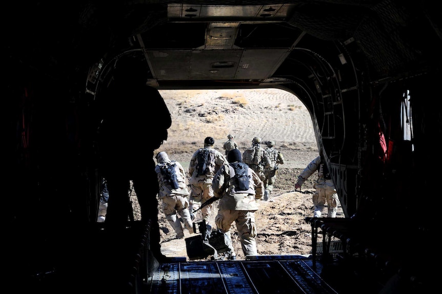 Australian special forces and Afghan police disembark Chinook