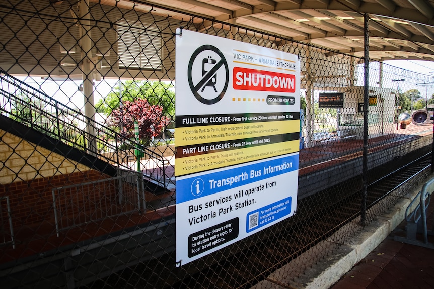 Cartel en una estación de tren que indica un cierre en la línea Armadale/Thornlie.