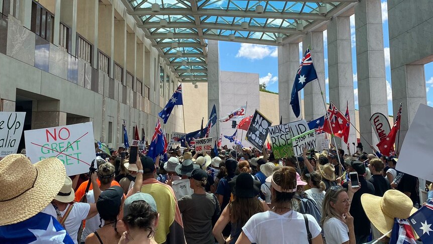 Des manifestants aux portes du Parlement