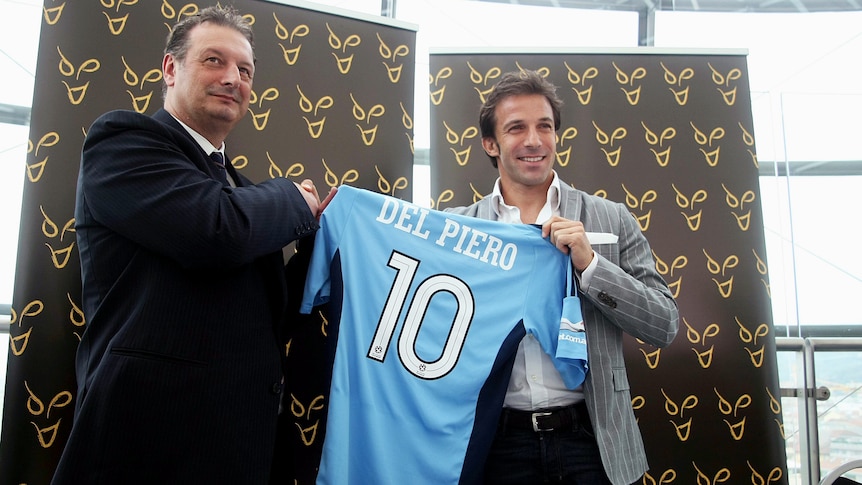 Del Piero presented with Sydney shirt