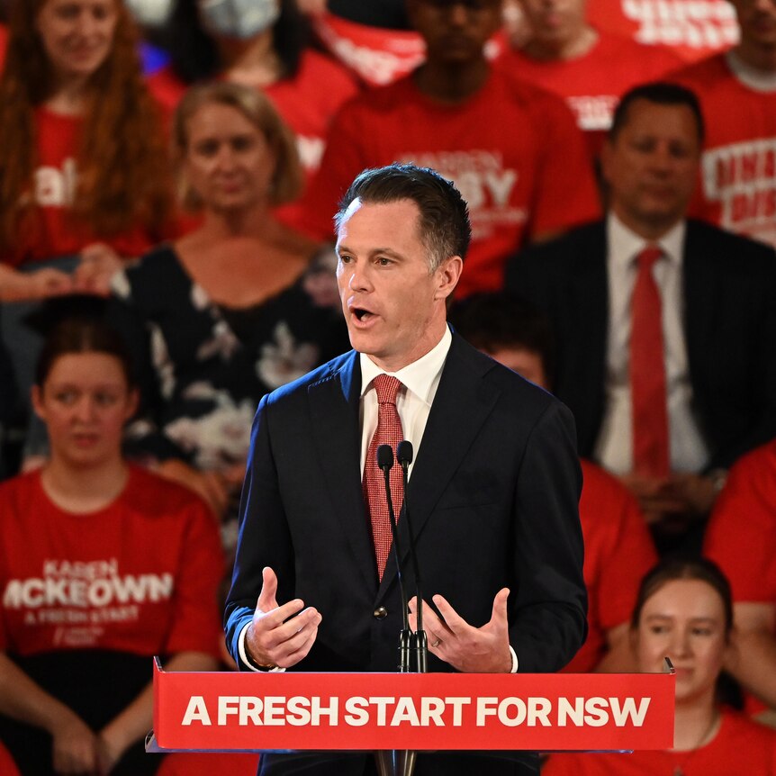 Chris Minns gives a speech at Labor's campaign launch.