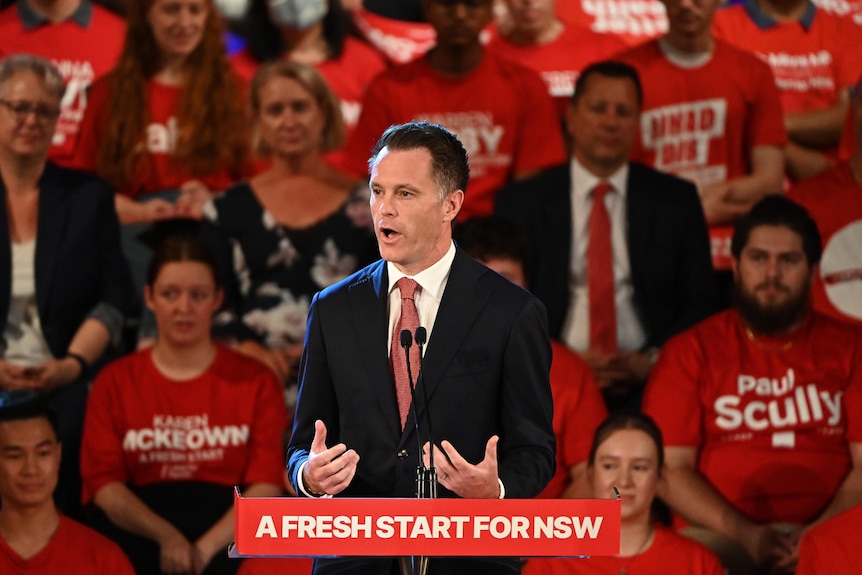 Dressed in a suit, Chris Minns gives a speech at Labor's campaign launch.