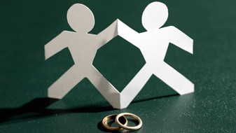 Male paper dolls with wedding rings (Thinkstock: Creatas)