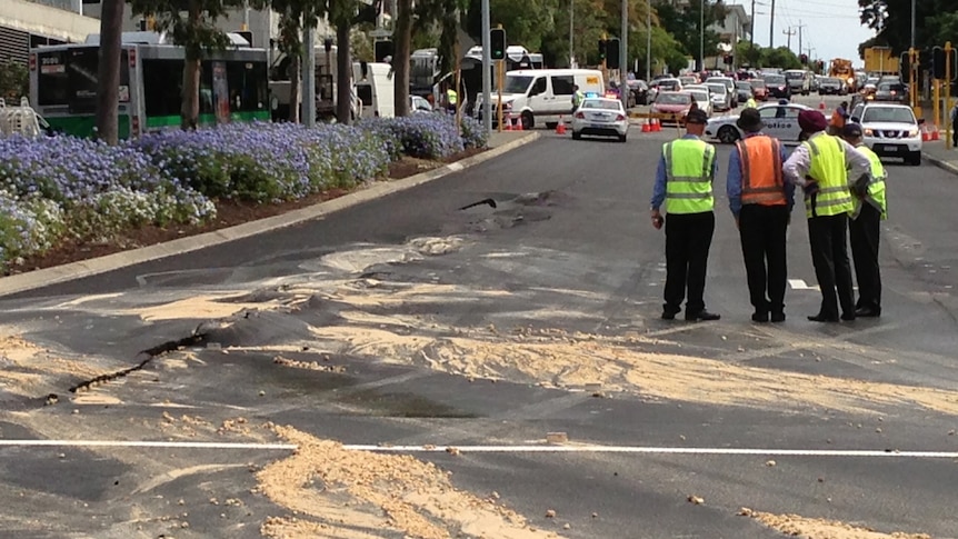 The long cracks in Wellington Street