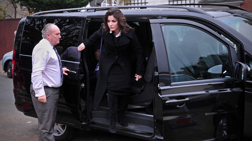 UNITED KINGDOM, London : British television chef Nigella Lawson arrives at Isleworth Crown Court in west London, on December 4, 2013, as she prepares to give evidence in a case in which her two personal assistants (Elisabetta and Francesca Grillo) are accused of defrauding her and former husband Charles Saatchi. AFP PHOTO / CARL COURT