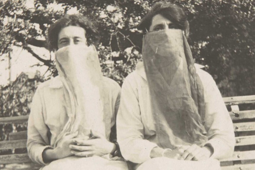Sisters during flu pandemic