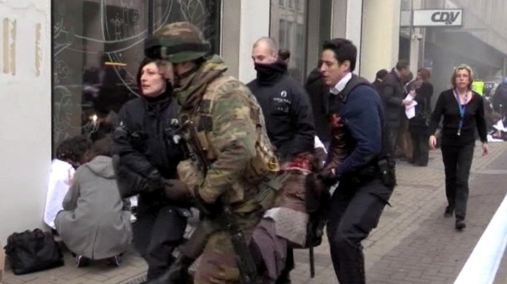 Injured commuter carried away from Maelbeek metro station