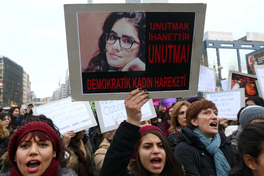 Turkish women protest killing of Ozgecan Aslan