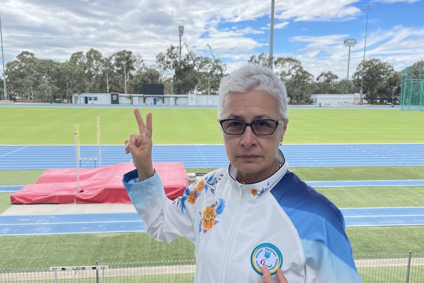 Una donna corta dai capelli bianchi indossa l'attrezzatura paralimpica a Pechino 2008. 