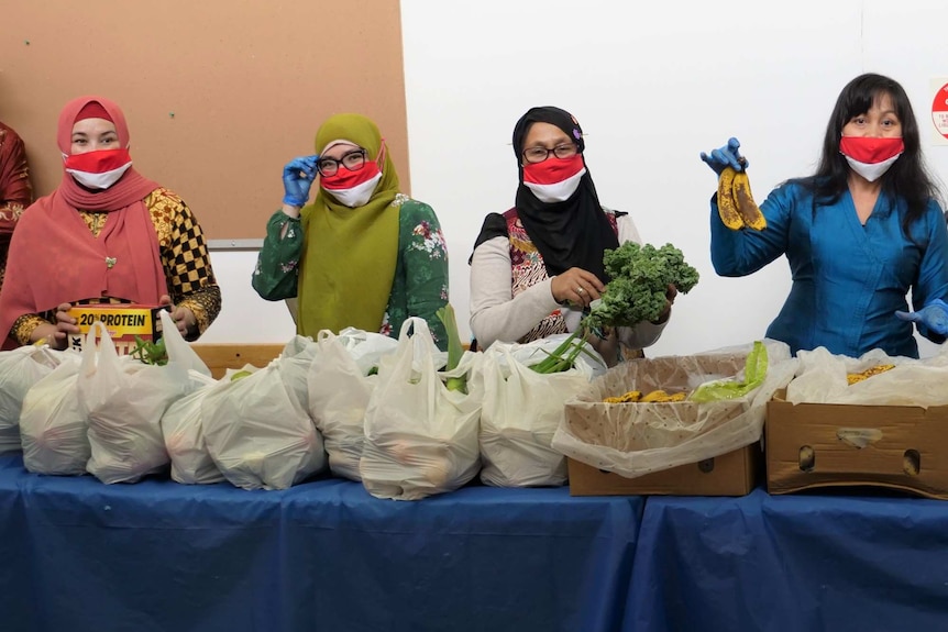 Volunteers from Bendigo's Indonesian and Muslim communities have been helping out those in need.