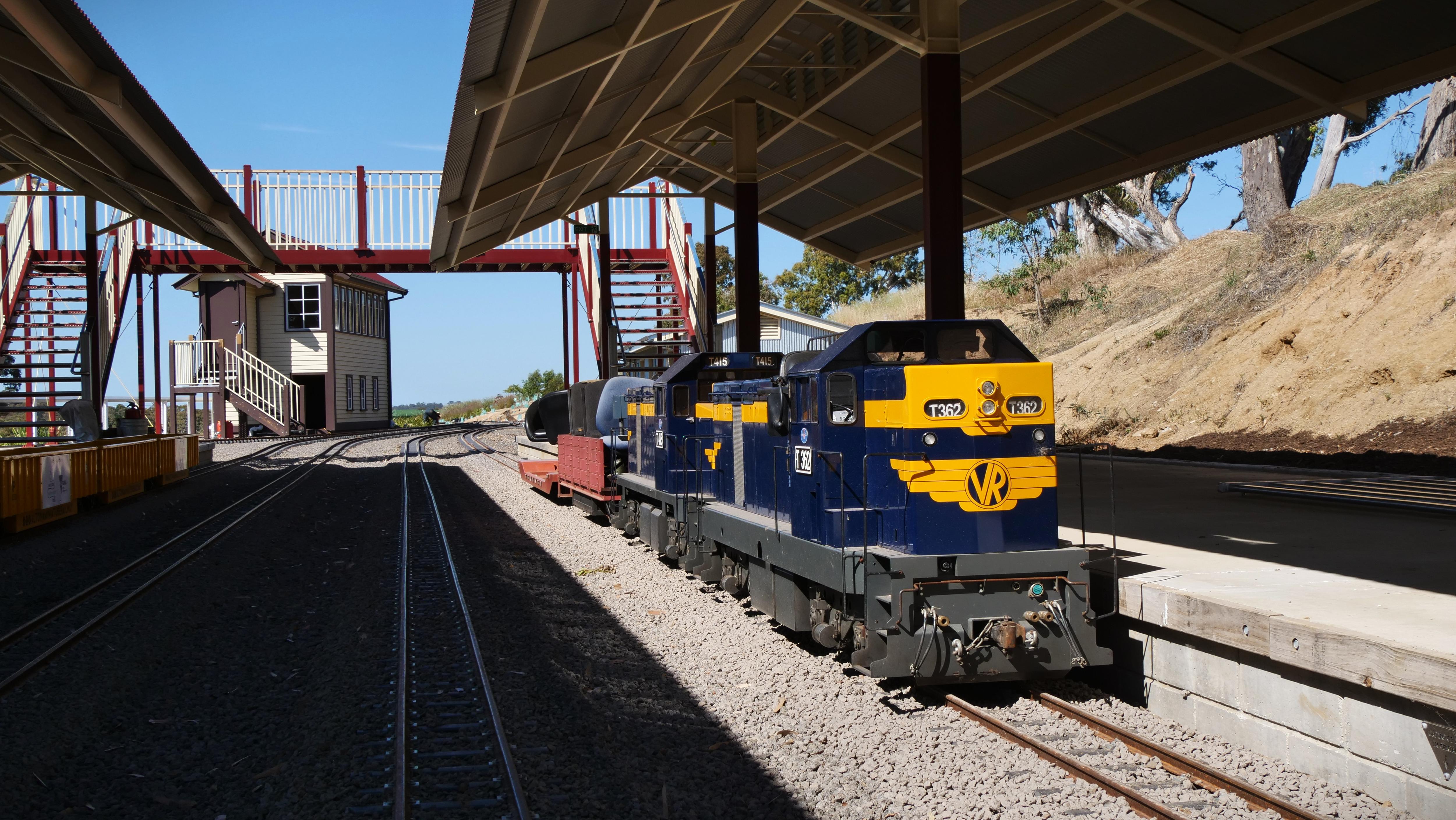 Un tren en miniatura sobre vías. 