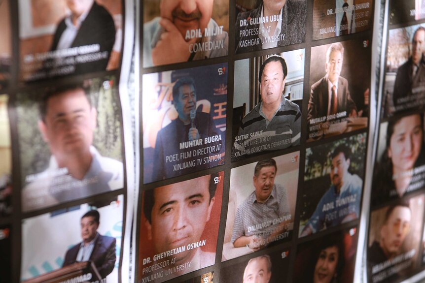 中国一块社区通告牌上展示着失踪维吾尔家庭成员的照片。