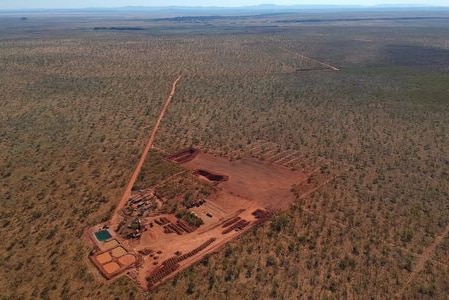 Foto aérea del campamento minero en el interior