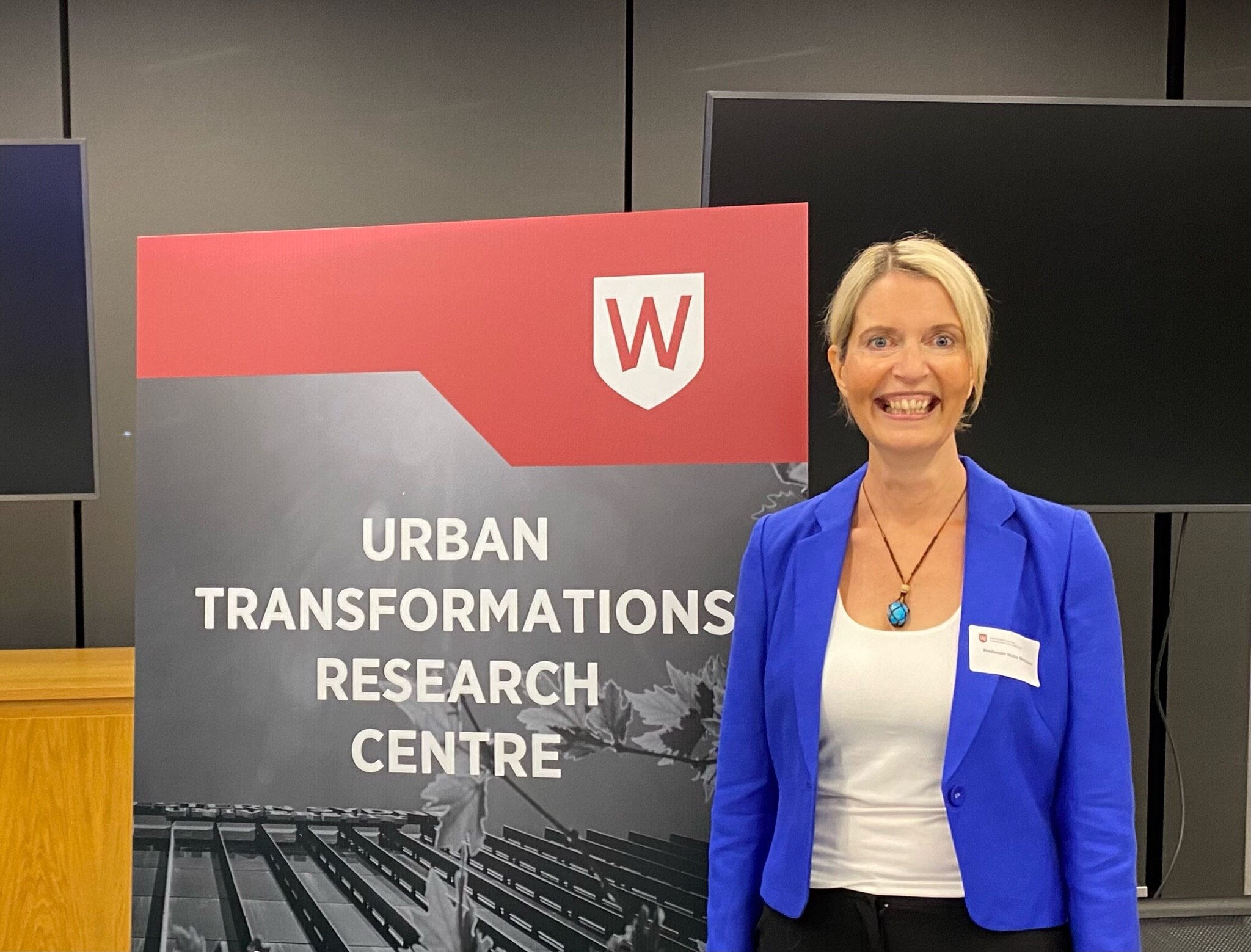 La profesora Nicky Morrison sonríe mientras mira a la cámara.