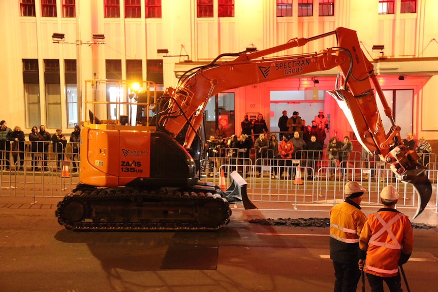 Workers dig in Macquarie Street